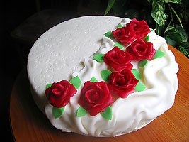 Torte mit roten Rosen